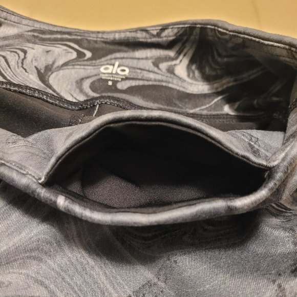 ALO Yoga AIRBRUSHED CAPRI LEGGINGS IN BLACK MARBLE GLOSSY - Picture 9 of 10